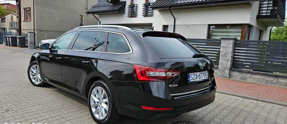 Skoda Superb cena 74904 przebieg: 211353, rok produkcji 2017 z Zawiercie małe 379